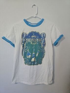 Wicked Shiz Chemistry Club T-Shirt Universal Studios Size XS Gold Graphic Womens